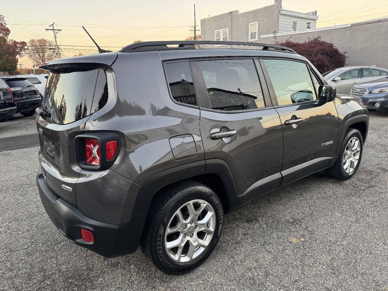 Used 2018 Jeep Renegade Latitude FWD image 5