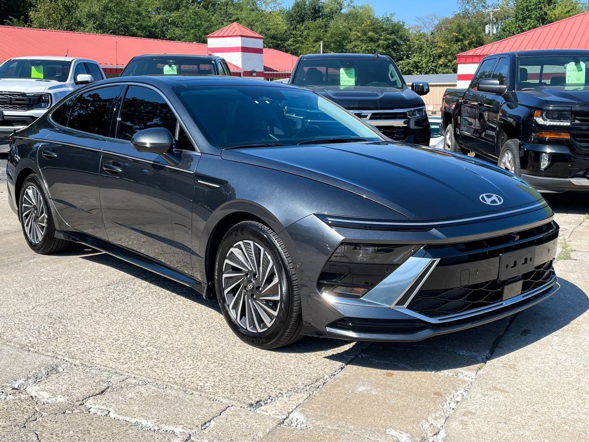 Used 2025 Hyundai Sonata Limited FWD image 2