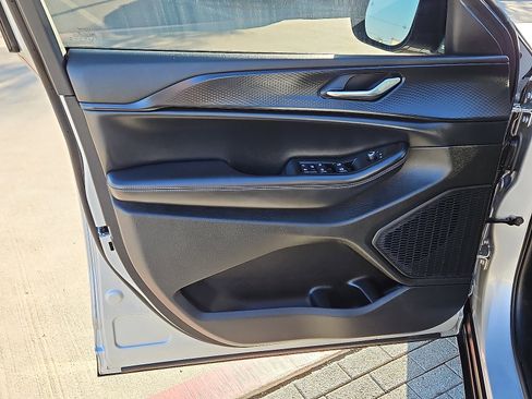 Used 2024 Jeep Grand Cherokee Altitude image 12