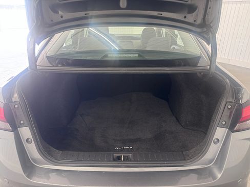 Used 2021 Nissan Versa SV FWD image 13