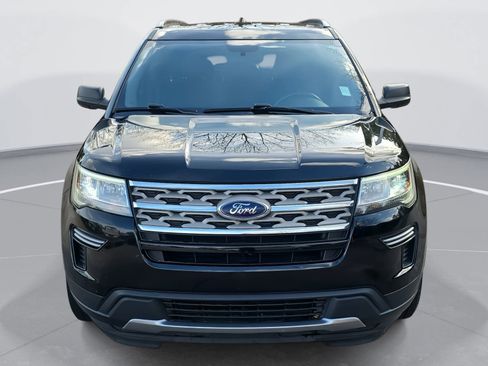 Used 2018 Ford Explorer XLT image 2