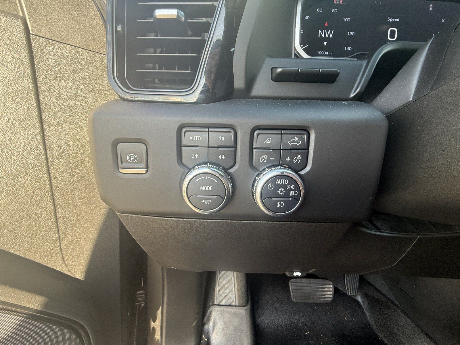 Used 2024 GMC Sierra 1500 AT4 w/ Technology Package AWD/4WD image 25