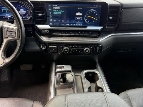 Used 2024 Chevrolet Silverado 1500 LTZ w/ Z71 Off-Road Package AWD/4WD image 7