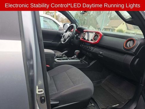 Used 2017 Toyota Tacoma TRD Off-Road w/ Premium & Technology Package image 12