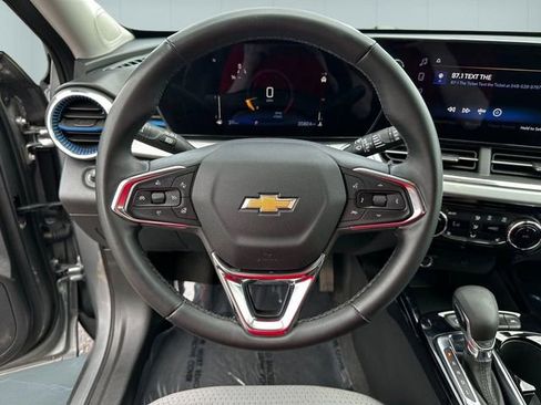 Used 2025 Chevrolet Trax LT w/ LT Convenience Package FWD image 16
