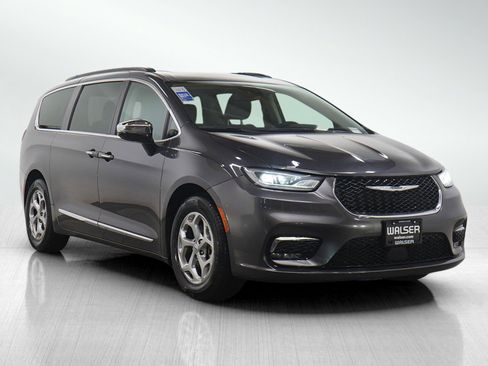 Used 2023 Chrysler Pacifica Limited image 7