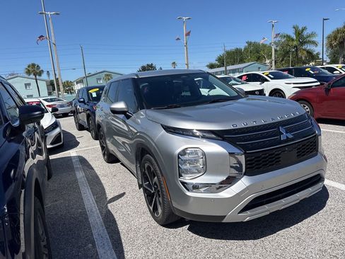 Used 2023 Mitsubishi Outlander SE image 1
