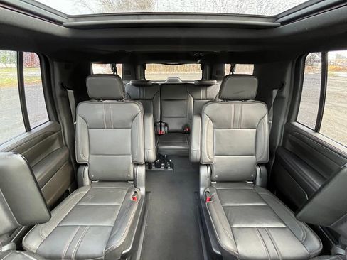 Used 2021 Chevrolet Suburban RST w/ Luxury Package image 17