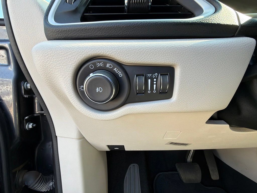 Used 2021 Chrysler Pacifica Touring-L FWD image 22
