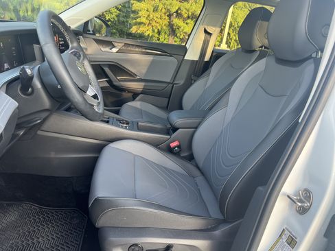Used 2025 Volkswagen Tiguan SE w/ Panoramic Sunroof Package FWD image 14