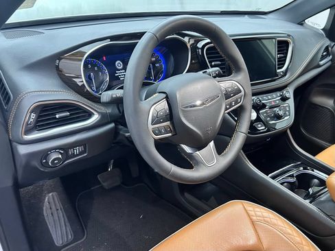 Certified 2022 Chrysler Pacifica Pinnacle AWD/4WD image 11