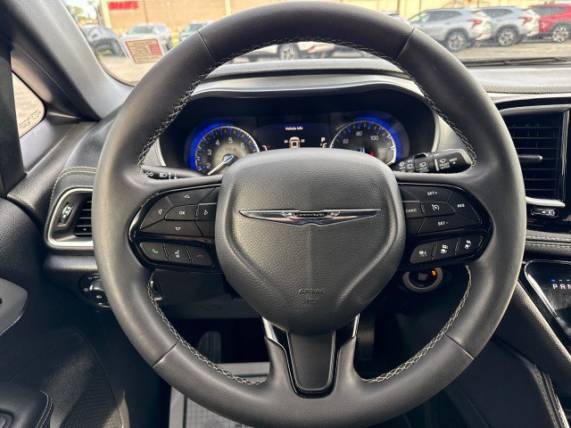 Used 2025 Chrysler Pacifica Limited FWD image 18