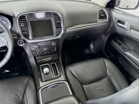 Used 2016 Chrysler 300 Limited image 25