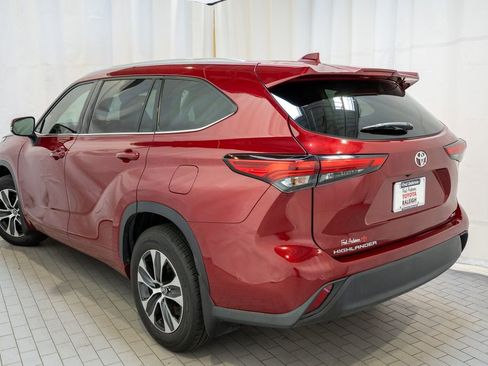 Used 2022 Toyota Highlander XLE image 3