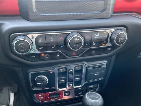 Used 2019 Jeep Wrangler Unlimited Rubicon w/ LED Lighting Group AWD/4WD image 17