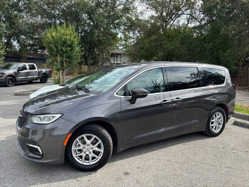 Used 2023 Chrysler Pacifica Touring-L FWD image 3