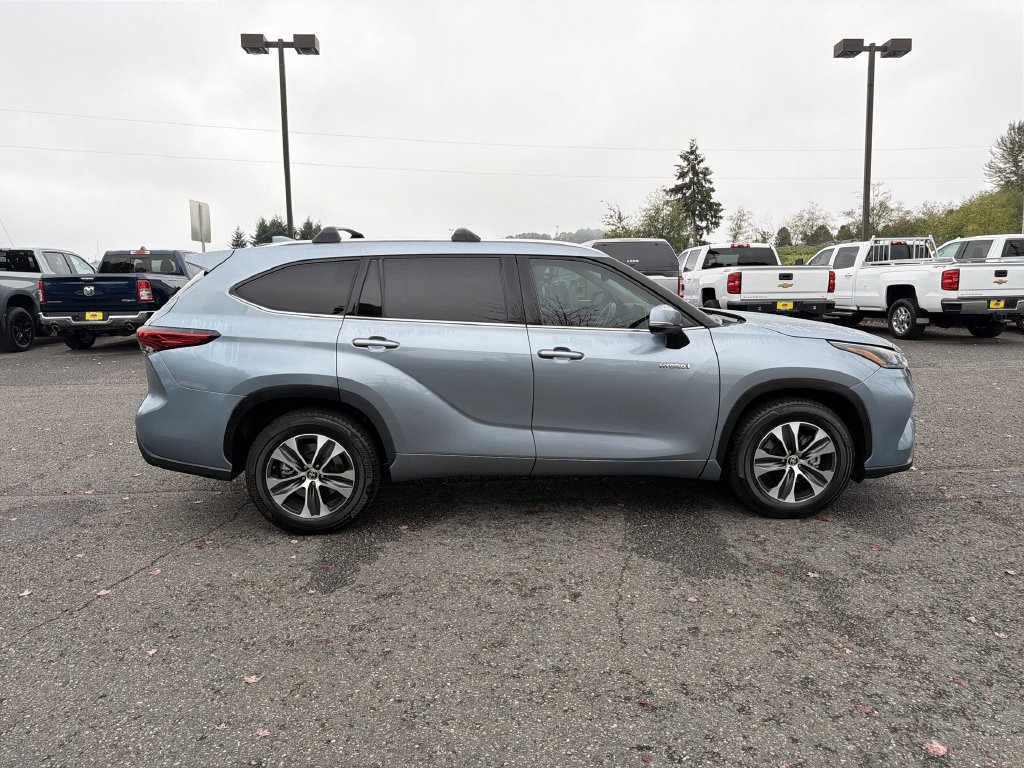 Used 2021 Toyota Highlander XLE FWD image 2