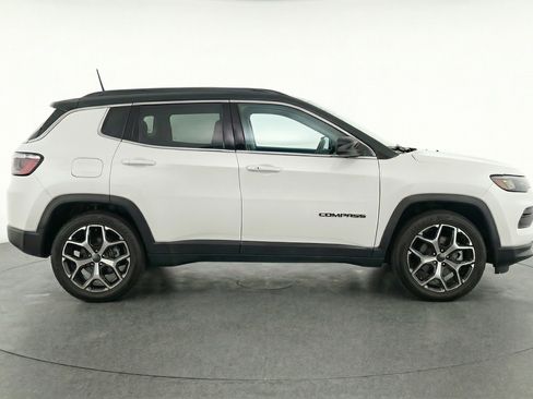 Used 2025 Jeep Compass Limited image 11