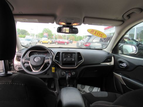 Used 2018 Jeep Cherokee Latitude FWD image 14
