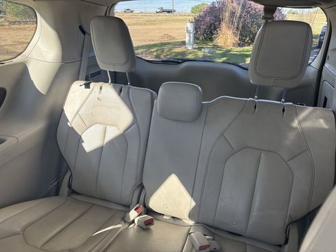 Used 2018 Chrysler Pacifica Limited FWD image 11