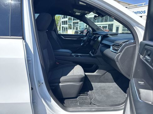 Used 2025 GMC Acadia Elevation image 33