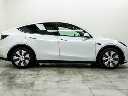 Used 2021 Tesla Model Y Long Range image 9