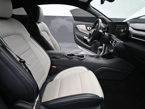 Used 2025 Ford Mustang Premium image 17