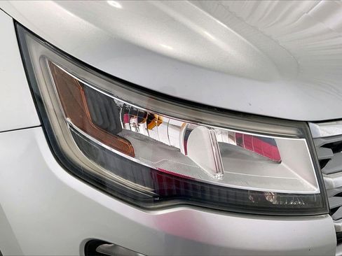 Used 2019 Ford Explorer XLT w/ Equipment Group 202A image 12