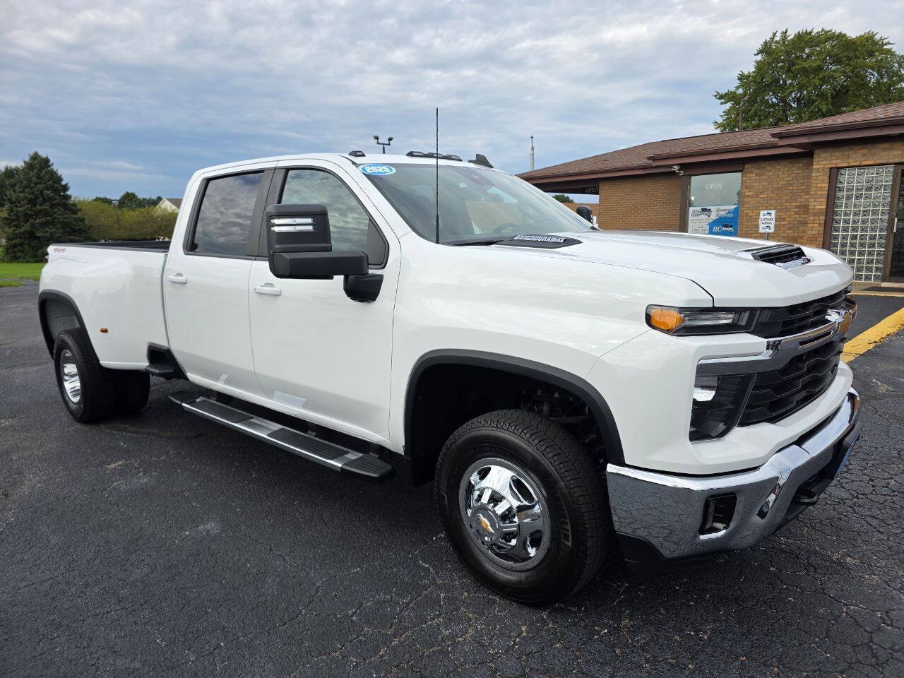Used 2025 Chevrolet Silverado 3500 LT w/ Convenience Package AWD/4WD image 5