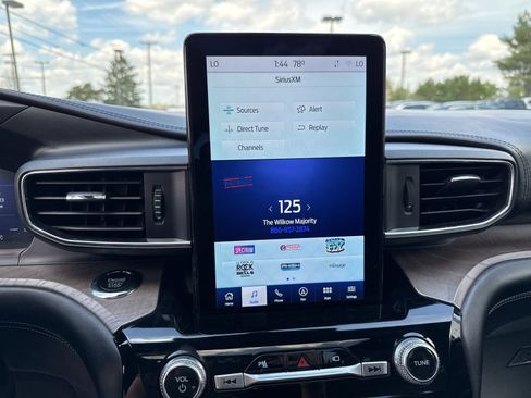 Used 2022 Ford Explorer Platinum w/ Equipment Group 601A AWD/4WD image 35