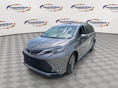 Used 2022 Toyota Sienna XLE FWD image 1