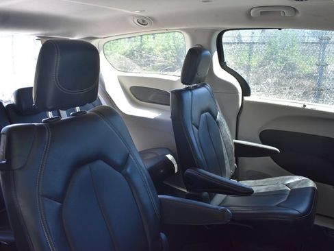 Used 2024 Chrysler Pacifica Touring-L FWD image 23