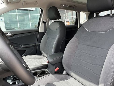 New 2025 Volkswagen Taos SE image 15