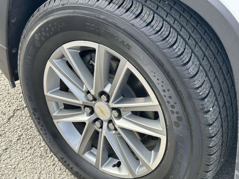 Used 2023 Chevrolet Traverse LT image 9