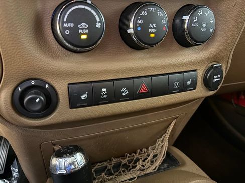 Used 2013 Jeep Wrangler Unlimited Sahara w/ Mopar Chrome Edition Group AWD/4WD image 33