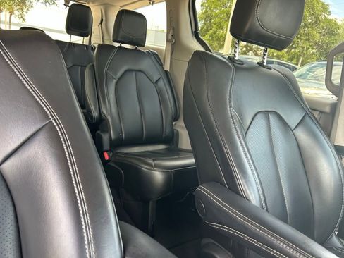 Used 2023 Chrysler Pacifica Touring-L FWD image 35