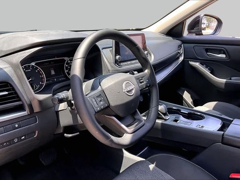 Certified 2025 Nissan Rogue SV FWD image 16