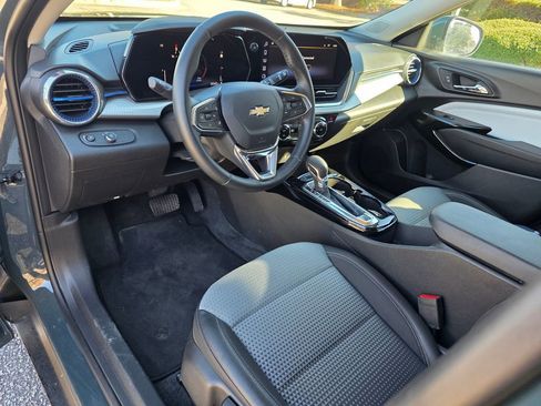 Certified 2025 Chevrolet Trax LT w/ LT Convenience Package image 11