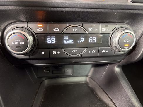 Used 2018 MAZDA MAZDA3 Touring FWD image 18