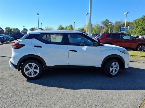 New 2025 Nissan Kicks Play S image 2