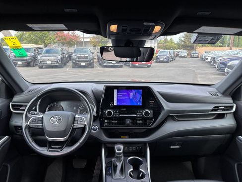 Used 2024 Toyota Highlander XSE FWD image 32