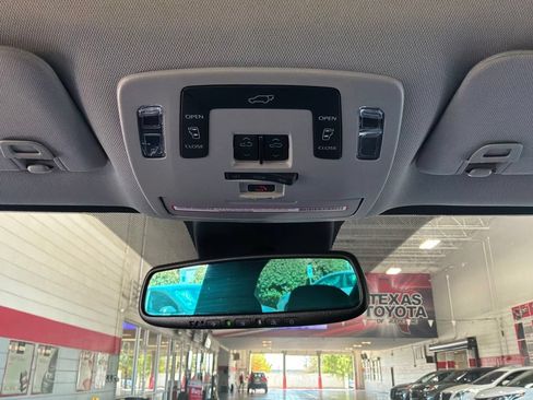 Used 2026 Toyota Sienna XLE FWD image 18