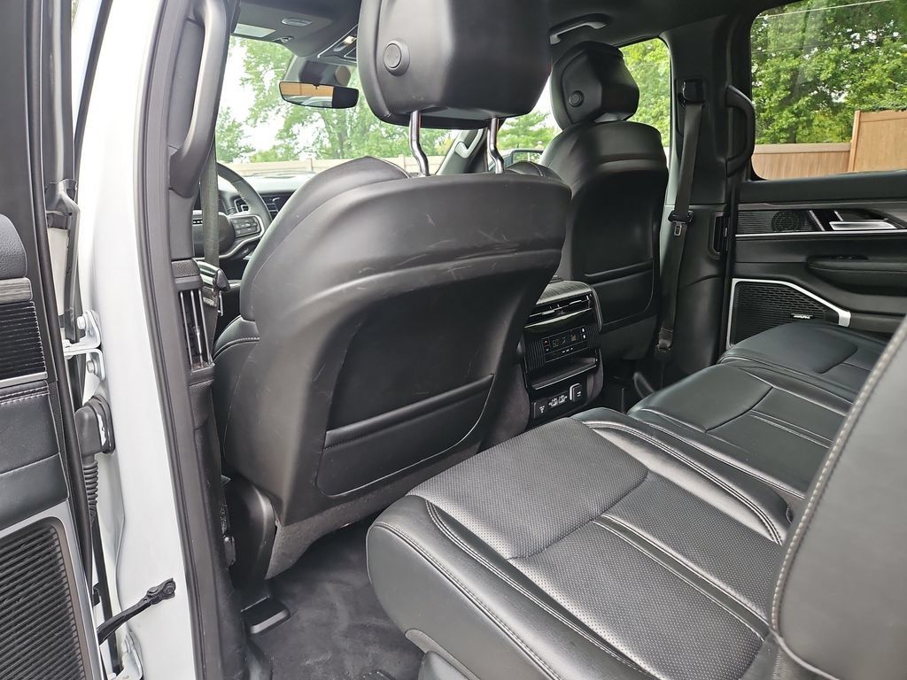 Used 2024 Jeep Wagoneer Series II w/ Flexible Seating Group AWD/4WD image 16