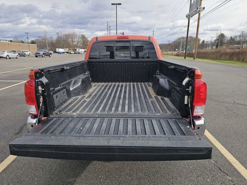 Used 2017 Toyota Tacoma SR5 image 5