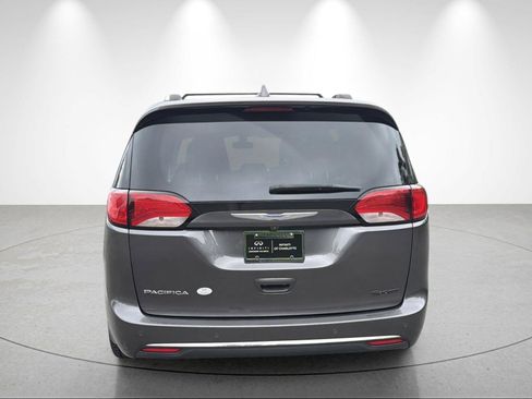Used 2018 Chrysler Pacifica Touring-L Plus FWD image 4