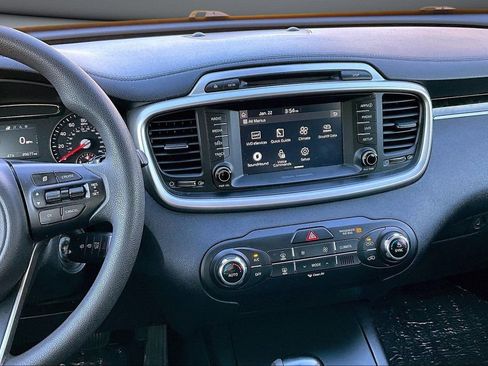 Used 2018 Kia Sorento LX image 9