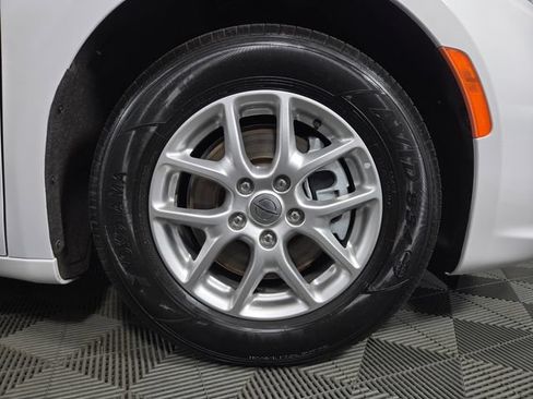 Used 2023 Chrysler Pacifica Touring-L FWD image 11