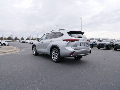 Used 2024 Toyota Highlander Platinum image 5