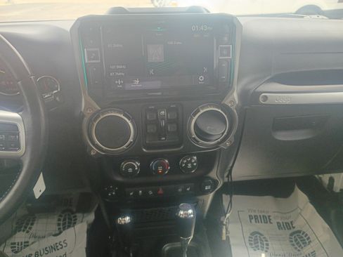 Used 2017 Jeep Wrangler Unlimited Rubicon AWD/4WD image 16