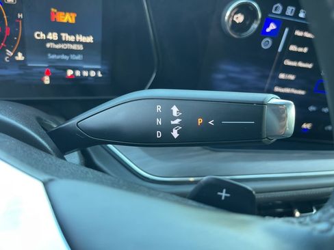 Used 2025 Chevrolet Suburban Z71 image 19